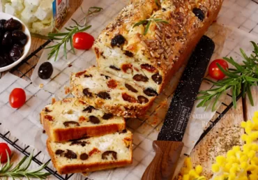 Cake salé à la féta, aux olives et aux poivrons
